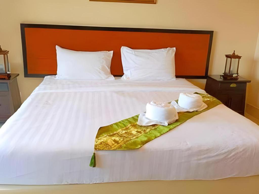 Rayong Lanna Hotel Extérieur photo