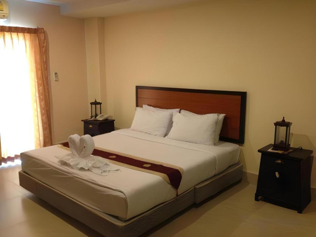 Rayong Lanna Hotel Extérieur photo