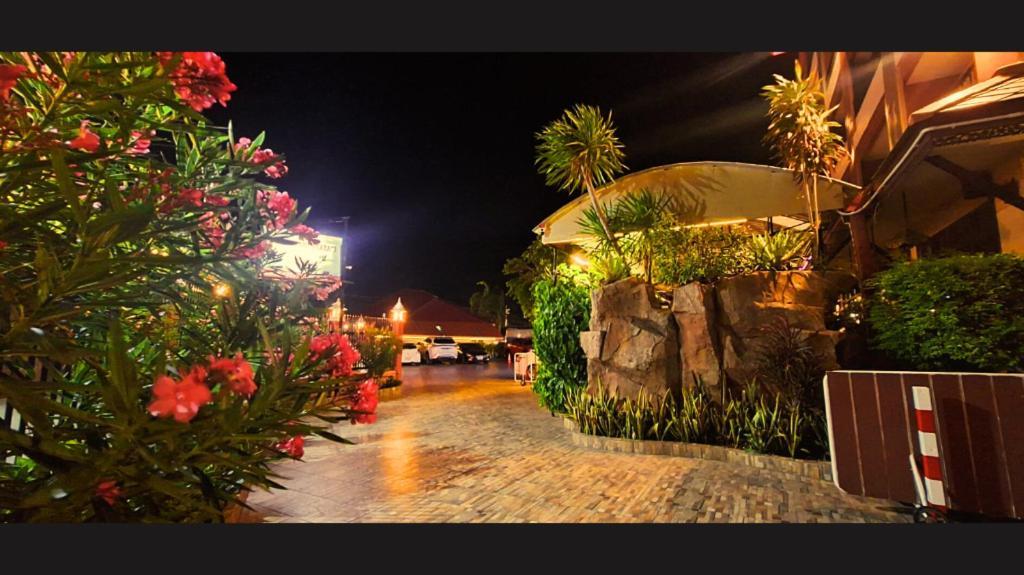 Rayong Lanna Hotel Extérieur photo