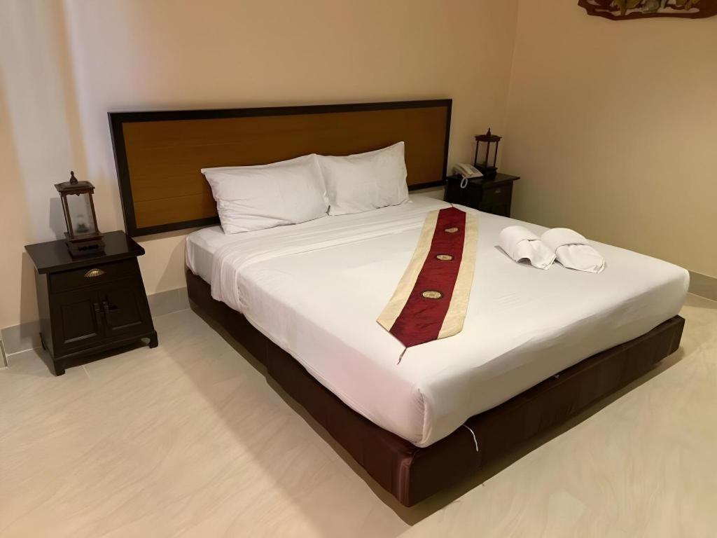 Rayong Lanna Hotel Extérieur photo