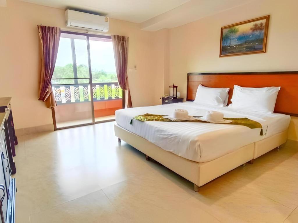 Rayong Lanna Hotel Extérieur photo