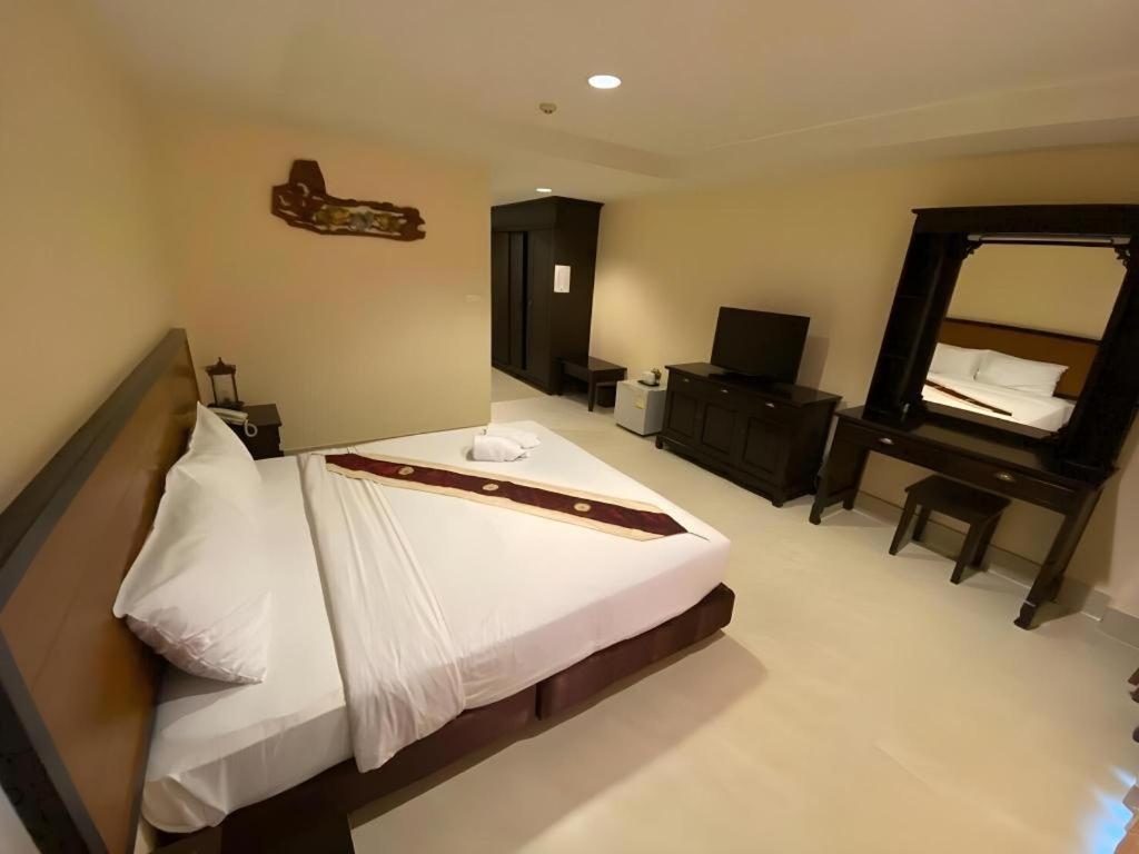 Rayong Lanna Hotel Extérieur photo