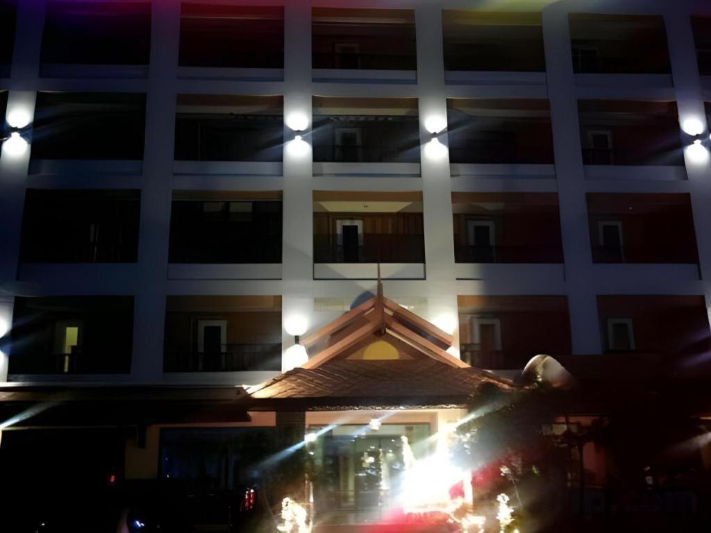 Rayong Lanna Hotel Extérieur photo