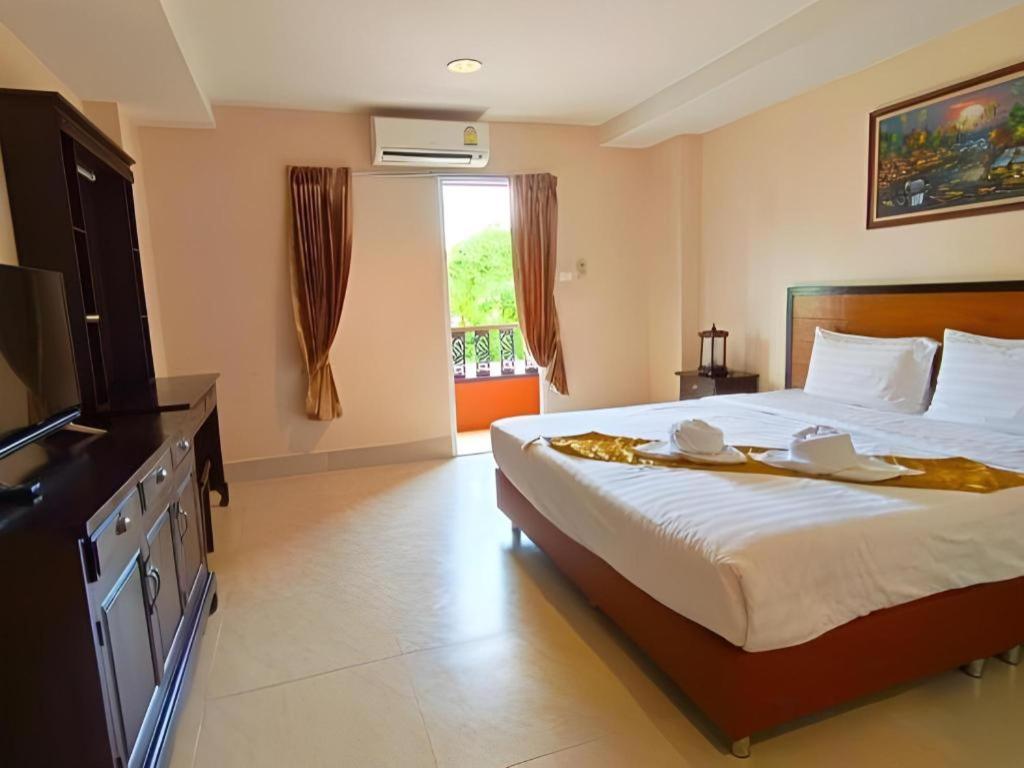 Rayong Lanna Hotel Extérieur photo