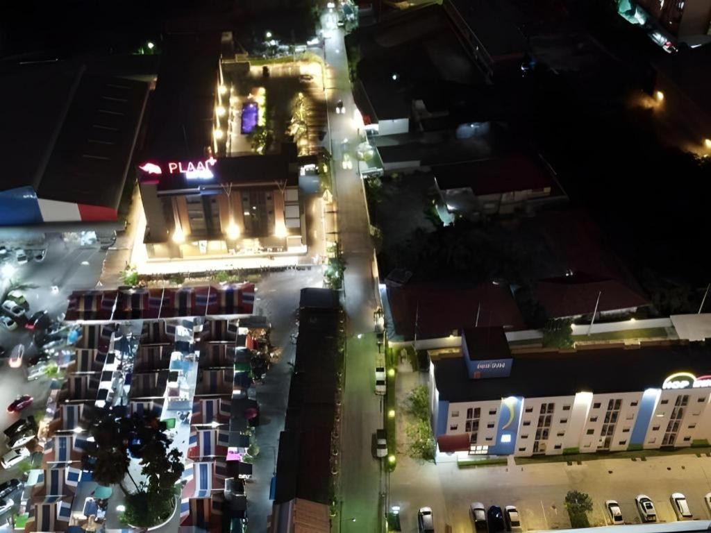 Rayong Lanna Hotel Extérieur photo