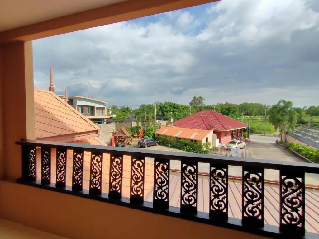 Rayong Lanna Hotel Extérieur photo